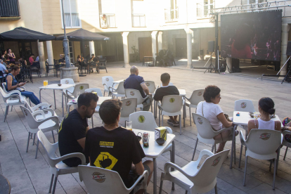 La plaça de Sant Antoni va ser ahir a la tarda l’espai escollit per a les projeccions a l’aire lliure.