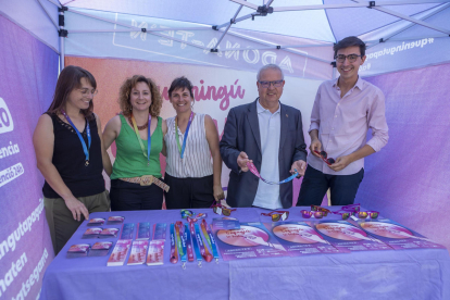 Un moment de la presentació del Punt Violeta, ahir a la plaça Joan Salat de Cervera.