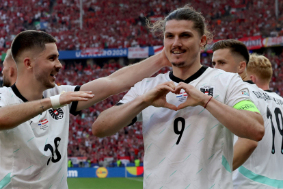 Sabitzer, capità d’Àustria, celebra el seu gol, que li va donar el triomf i l’accés com a primer de grup.