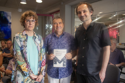 Antonieta Jarne, Quintí Casals i Marc Macià, ahir abans de la presentació del llibre a La Fatal.