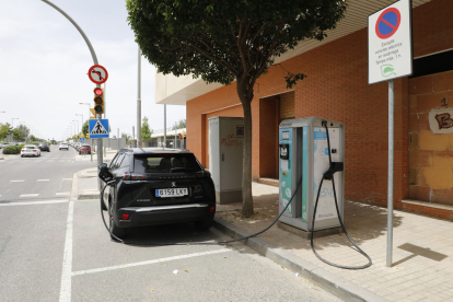 Un vehicle elèctric carregant-se a Balàfia ahir al migdia.