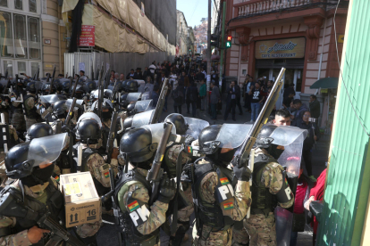 Militars davant de la seu del Govern de Bolívia durant l’intent de cop d’estat.