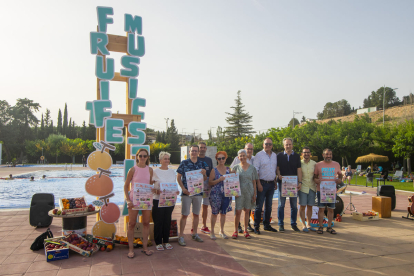 Presentació ahir a les piscines de Seròs del Fruit Music Festival d’aquesta localitat del Baix Segre.