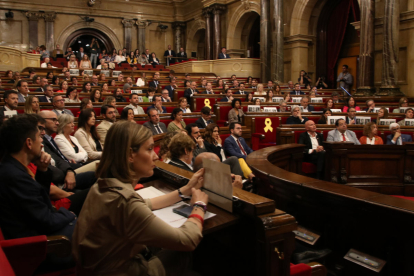 Un llaç ocupa els escons buits de Puigdemont i Puig.