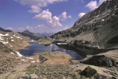 ibon de plan o bassa de la mora. És un dels llacs que més agraden a l’autor del llibre. Es troba al Pirineu aragonès i és una ruta curta i senzilla. Té un desnivell de cent metres i s’hi accedeix a partir de la carretera de Bielsa desviant-s ...