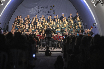 El tradicional concert de la Coral Ginesta sota l’A-2 va implicar ahir a la nit 74 cantants i 27 músics.