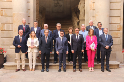 Els representants camerals, entre els quals Jaume Saltó, del Govern i el Parlament, en la presentació.