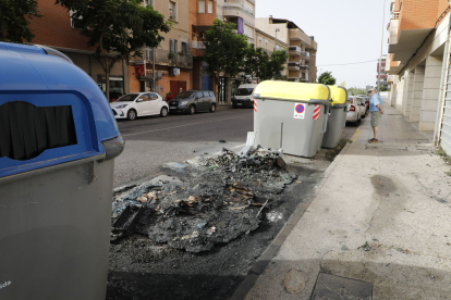 Uns contenidors calcinats divendres a la Bordeta.