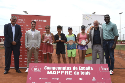 Els guanyadors del torneig, Tortajada i Martins, a la dreta dels subcampions durant l’entrega de trofeus del torneig.