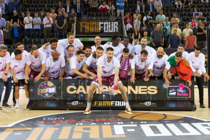 David Cuéllar aixeca el trofeu de vencedors de la final four.