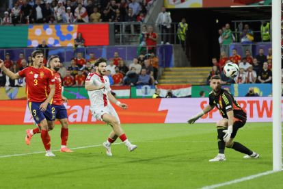 Fabián Ruiz es llança de genolls a la gespa després d’anotar el 2-1, a prop de Lamine Yamal, el seu assistent, mentre s’atansen la resta dels companys de la selecció espanyola.