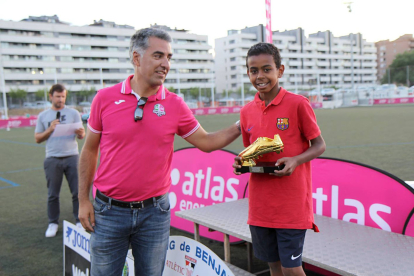 Lamine Yamal, amb el trofeu a la Copa Atlas del 2017, amb el CEO de l’empresa Nèstor Gutiérrez.