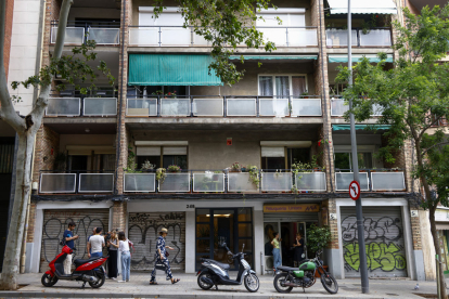 Façana de l’edifici on es van trobar els cossos de les dos dones.