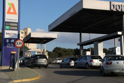 Diversos cotxes proveint-se a l’estació de bonÀrea ubicada al polígon industrial El Segre.