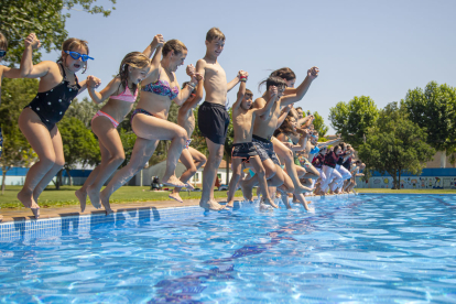 Capbussó solidari de l’any passat a les piscines de Gimenells.