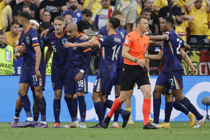 Jugadors de la selecció neerlandesa celebren un dels gols que van marcar davant de Romania.