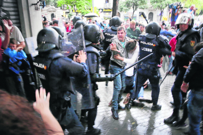 Una de les càrregues policials que es van registrar durant el referèndum del 2017 a Barcelona.