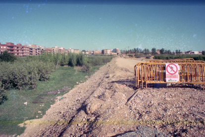 El 1999, el traçat del vial amb els primers moviments de terres.