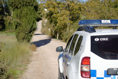 Un cotxe patrulla en un camí de l’Horta.