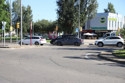 Rotonda de l’encreuament entre les avingudes de Pinyana i Rovira Roure, al costat de l’hospital Arnau.