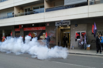 Bomba de fum davant del centre d’Atento a Lleida en una manifestació el 2021 per 13 acomiadaments.