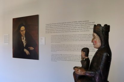 La reproducció d’un retrat de Gertrude Stein amb la talla de la verge de Gósol que va inspirar Picasso.