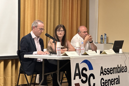 Josep Maria Sánchez, Antonieta Gual i Ramon Sarroca, ahir en la clausura de l’assemblea.