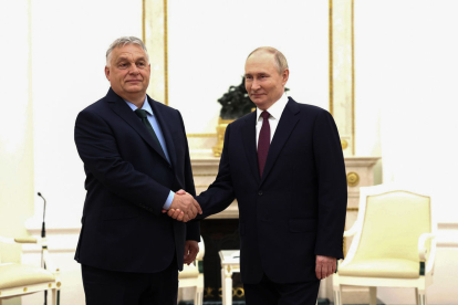 El primer ministre hongarès, Viktor Orbán, dona la mà al líder rus Vladímir Putin a Moscou.
