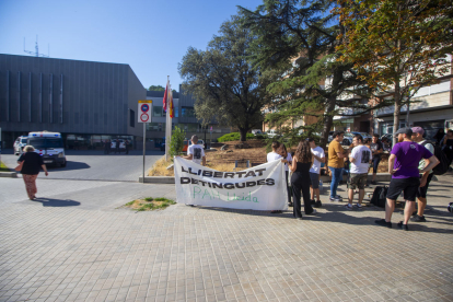 Imatge de la concentració ahir al matí davant de la comissaria de la Urbana.