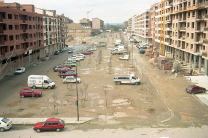 La rambla de Pardinyes a finals del segle passat era un autèntic fangar. En la imatge, obres dels primers blocs d’habitatges de la part més propera al riu