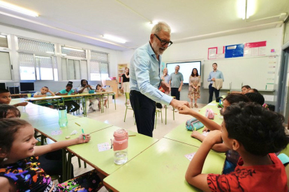 Larrosa va visitar ahir els nens i professors del casal d’estiu a l’escola Sant Josep de Calassanç.