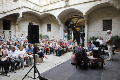 Tres integrants de la companyia de teatre La Màxima van representar les recitacions de Jaume Belló.