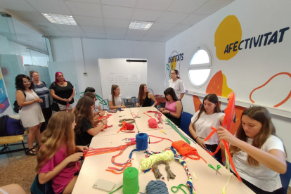 Grup de joves confeccionant els joguets per a gossos ahir a l’Oficina Jove de Mollerussa.