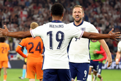 Watkins i Harry Kane, autors dels dos gols d’Anglaterra, se saluden al final del partit.