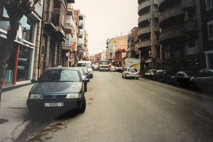 Vista d’un tram de l’avinguda Catalunya i del carrer Urgell l’any 1980 i en l’actualitat (a baix).