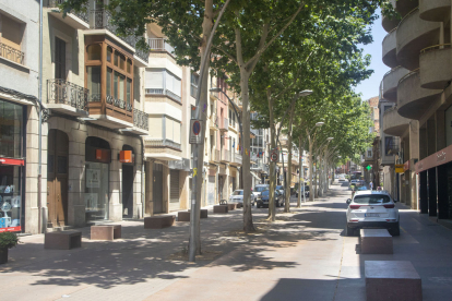 Vista d’un tram de l’avinguda Catalunya i del carrer Urgell l’any 1980 i en l’actualitat (a baix).