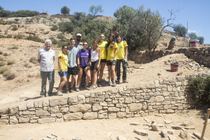 Alguns dels joves mostrant el mur de pedra seca i les escales que han construït.