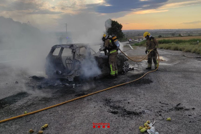 Un turisme es va cremar a l’N-240 a Lleida.