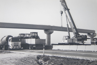 Imatge de les obres de construcció de l’autovia A-2 al seu pas per Anglesola l’abril del 1994 i la mateixa vista en l’actualitat.