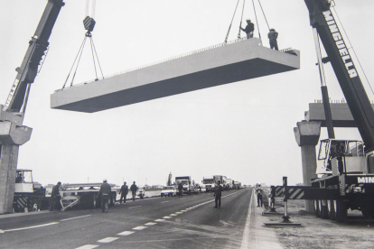 Imatge de les obres de construcció de l’autovia A-2 al seu pas per Anglesola l’abril del 1994 i la mateixa vista en l’actualitat.