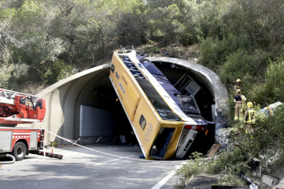 L’autocar encastat al túnel de la C-32 entre les localitats de Pineda de Mar i Tordera.