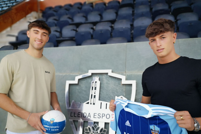 Marc Fuentes i Yeray Izquierdo, ahir posant al costat de l’escut del club situat a la grada de Tribuna.