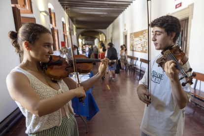 Estudiants de música i alumnes del curs internacional de Cervera van provar diversos instruments.