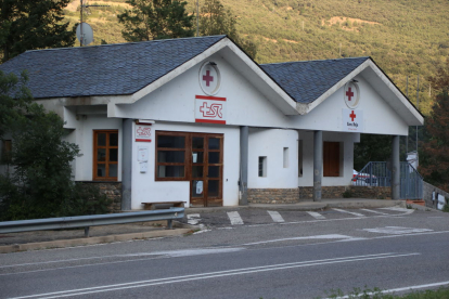 Ambulàncies aparquen a Sort davant les instal·lacions de Creu Roja.