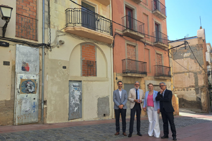 L’alcalde Larrosa (centre), amb Iglesias i directius de l’EMAU, ahir davant dels blocs que tiraran.