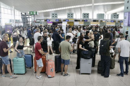 Cues a les taules de facturació, ahir a l’aeroport Josep Tarradellas - el Prat.