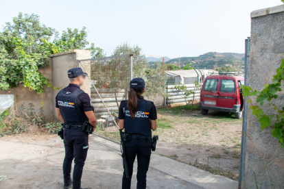 Agents de la Policia al lloc on es va trobar el cadàver.