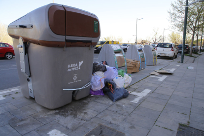 Foto d’arxiu de bosses de brossa al costat de contenidors a la zona de Pardinyes amb porta a porta.