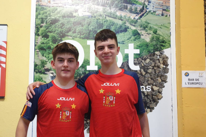 Jan Berent i Joel Milà, jugadors de Juneda que són subcampions d’Europa sub-17.