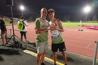 Jan Tomàs, bronze en javelina, amb el seu entrenador David Rubio.